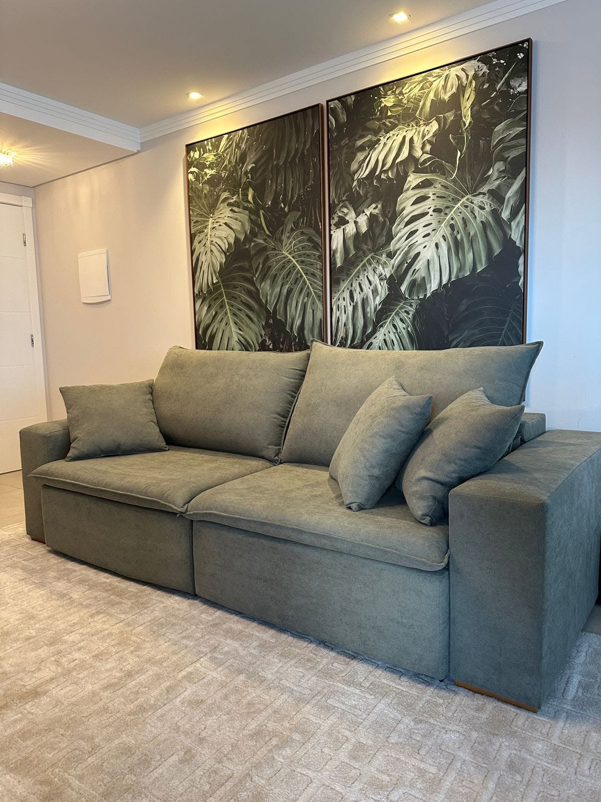 Sofá retrátil sob medida em tecido verde acinzentado em sala de estar em Blumenau